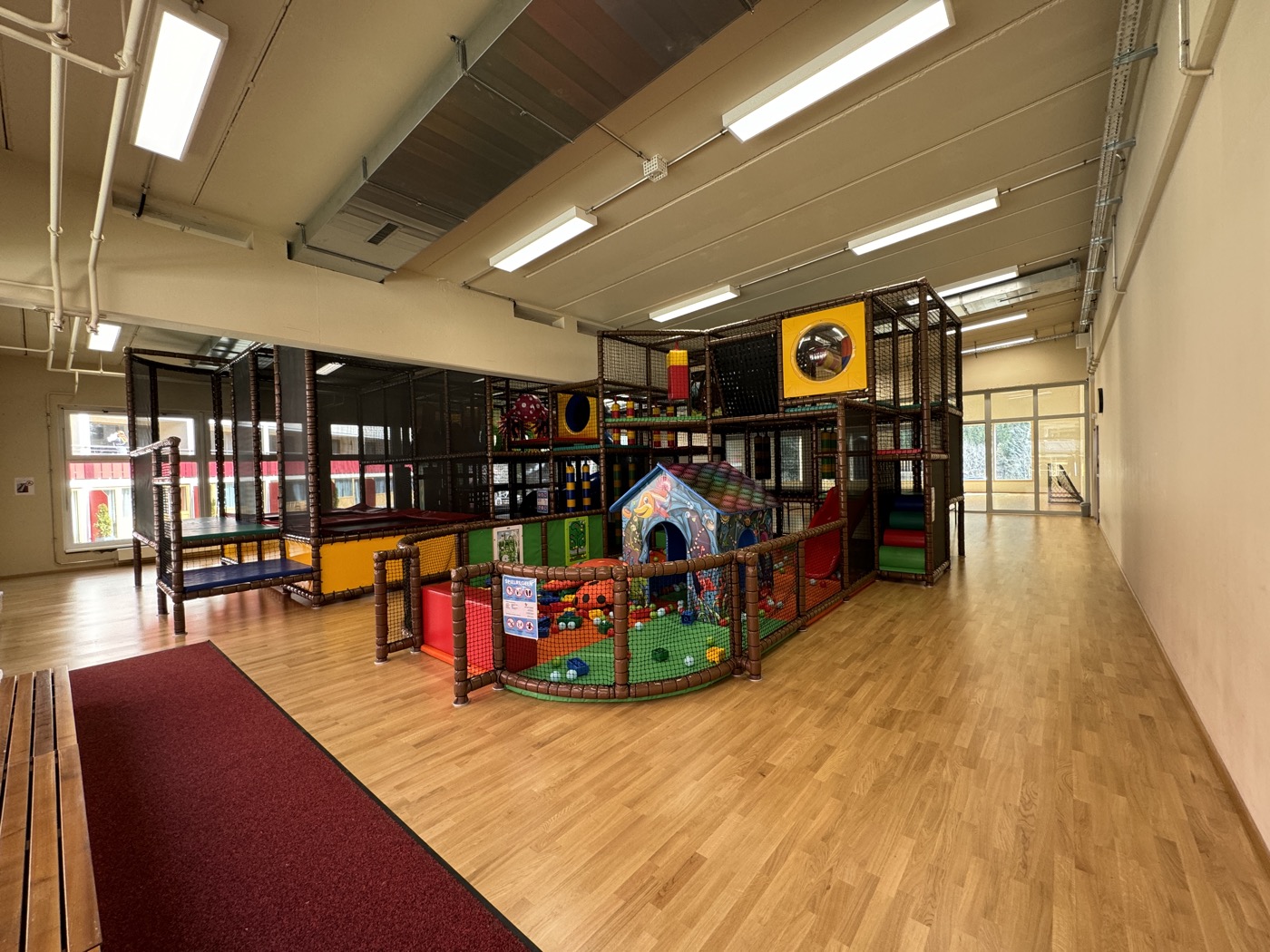 Indoor-Spielplatz der Anlage mit Kletterlandschaft und Bällebad