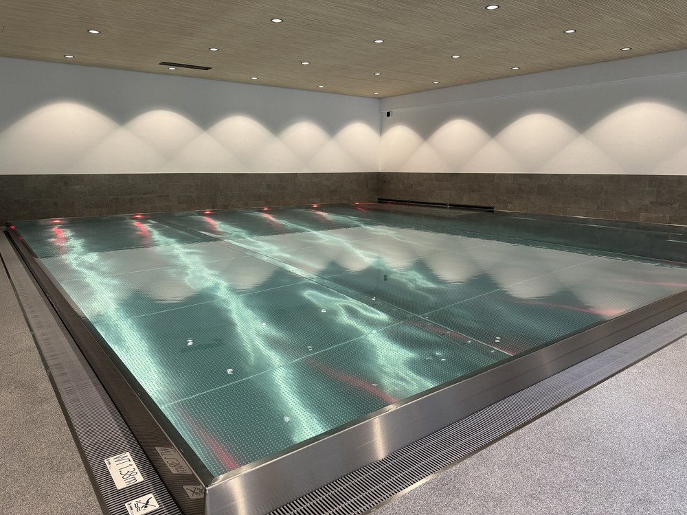 Hallenbad des Aparthotels mit Innenpool – im Mietpreis inbegriffen
