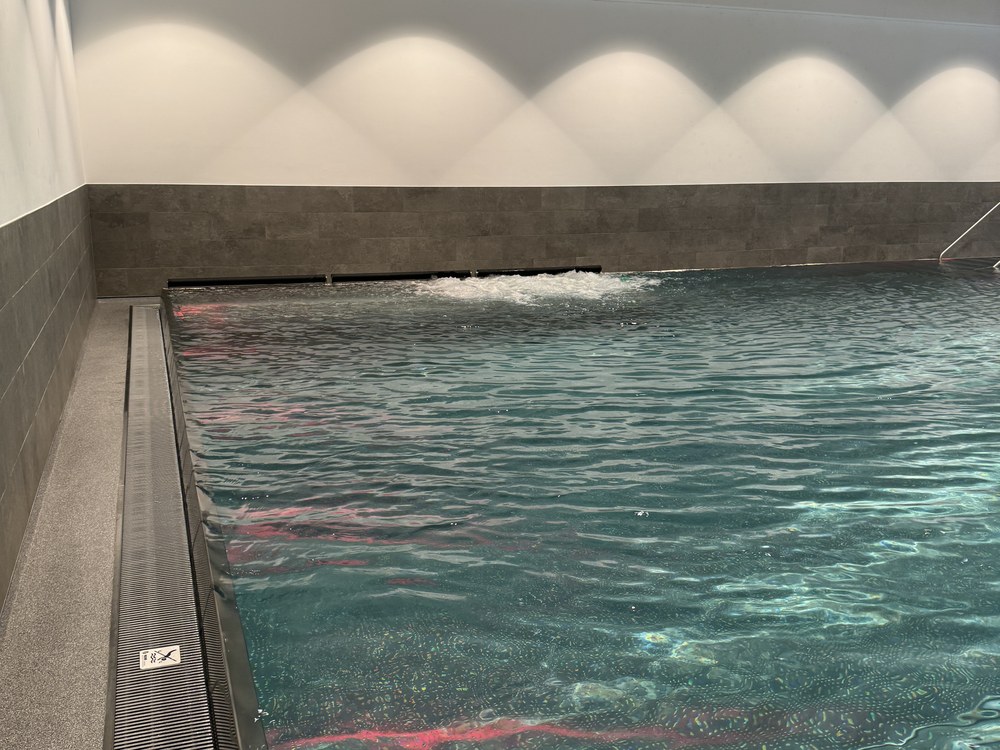 Sprudelbank mit bewegtem Wasser im Hallenbad der Anlage