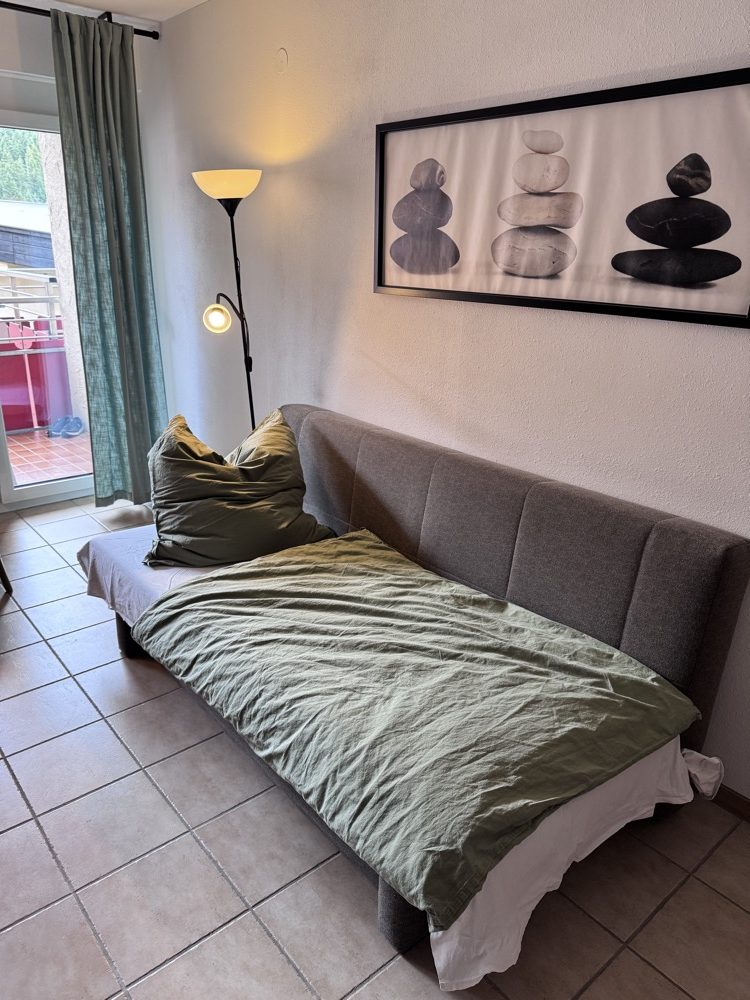 Ausgeklappte Schlafcouch im Wohnraum, Liegefläche 1,60 × 2,00 m