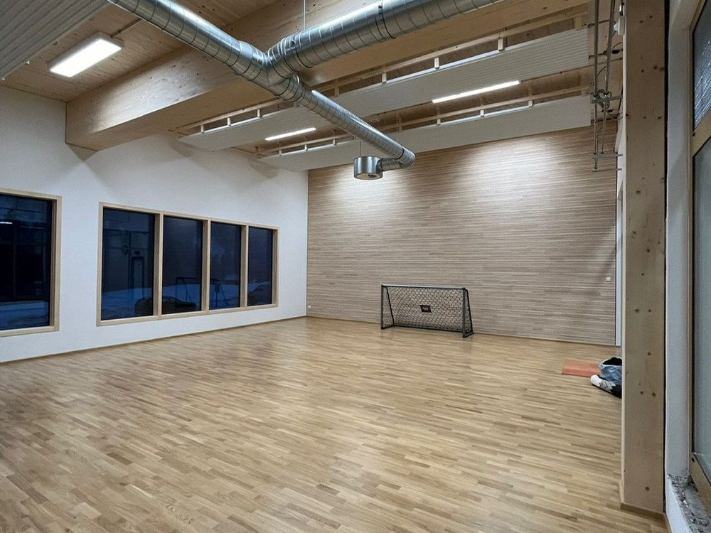 Ballsporthalle der Anlage für Badminton, Basketball und Hallensport – im Mietpreis inbegriffen